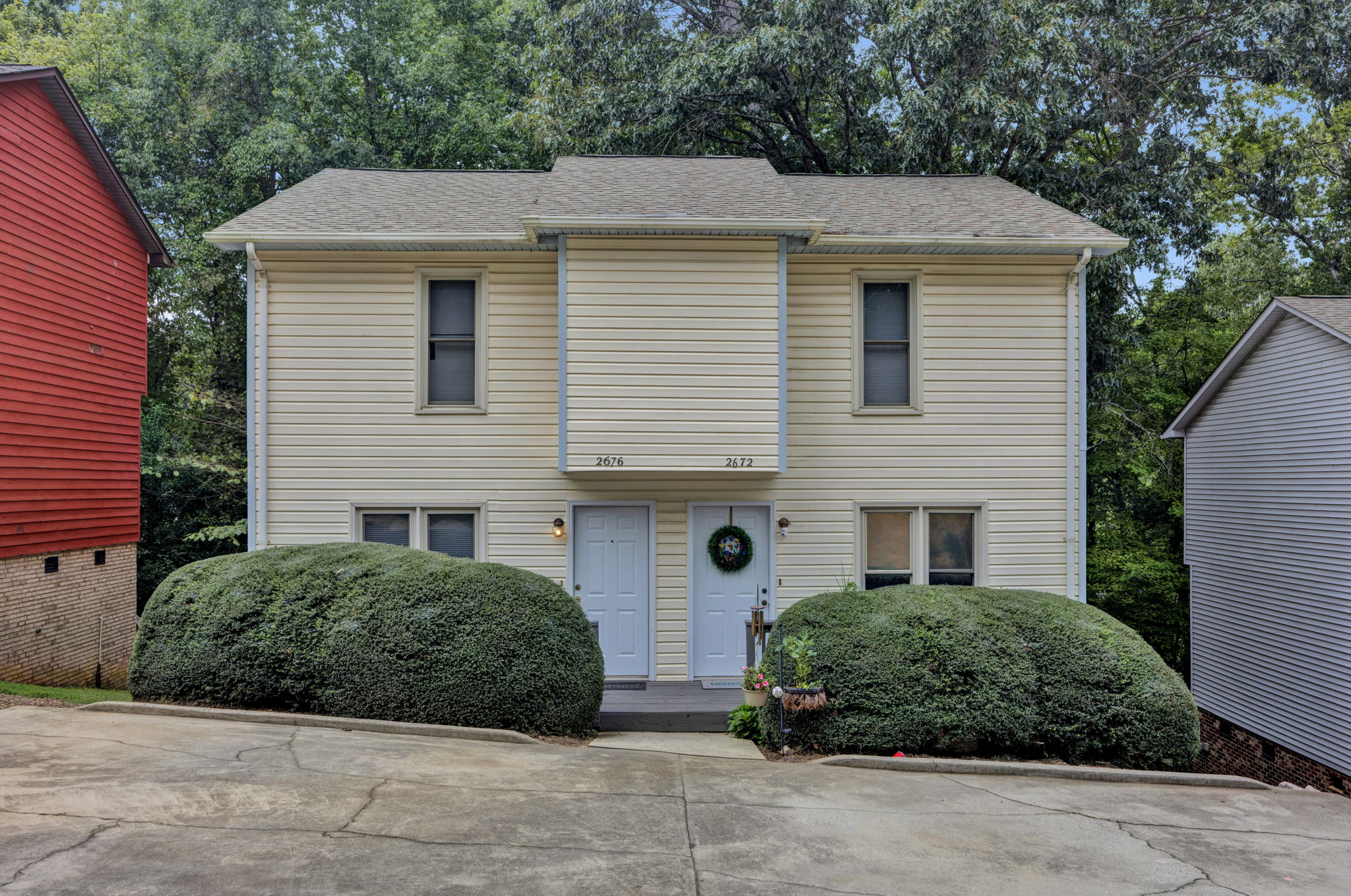 Street-level view of Oak Ridge Apartments 